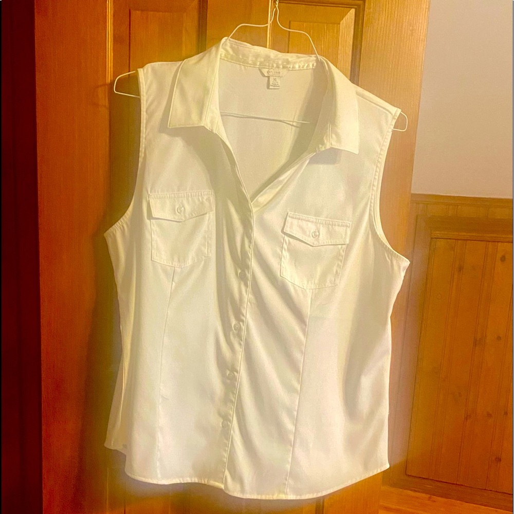 Women’s white sleeveless button top
